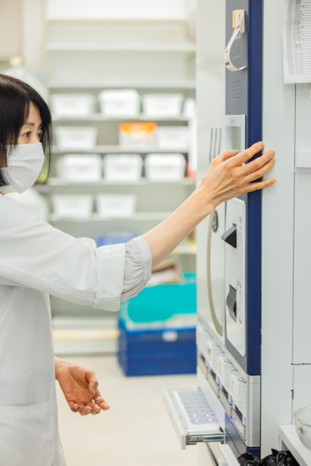 ユニカム醍醐薬局（調剤事務の求人）の写真13枚目：全自動錠剤分包機を導入しています