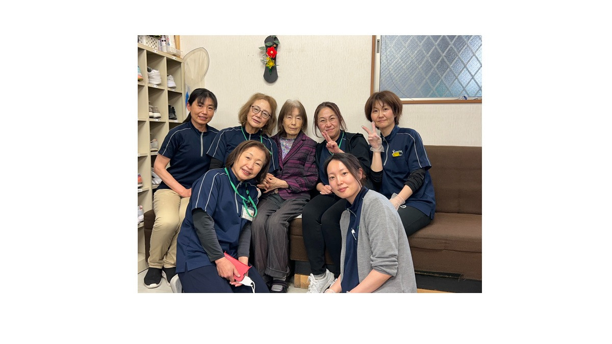 リハビリテーション デイサービス 仁 春日井の写真2枚目：スタッフ・利用者様との写真
