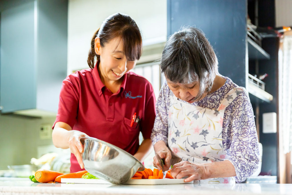 ニングルの森　平尾（介護職/ヘルパーの求人）の写真4枚目：お料理は私に任せて！