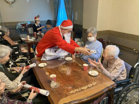 介護専用型有料老人ホーム　エクセレント横濱桜並木（管理職（介護）の求人）の写真3枚目：笑顔あふれるレクリエーション♪ 楽しいひとときをみんなで共有！