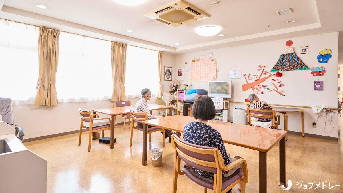 社会福祉法人三育ライフ シャローム若葉グループホーム虹の家（介護職/ヘルパーの求人）の写真6枚目：広々としたリビングで、ゆったりとしたひとときを過ごしています