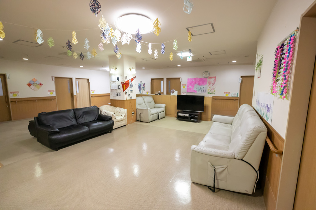 グループホーム ウィズライフ奈良屋（介護職/ヘルパーの求人）の写真3枚目：ウィズライフ奈良屋_リビング