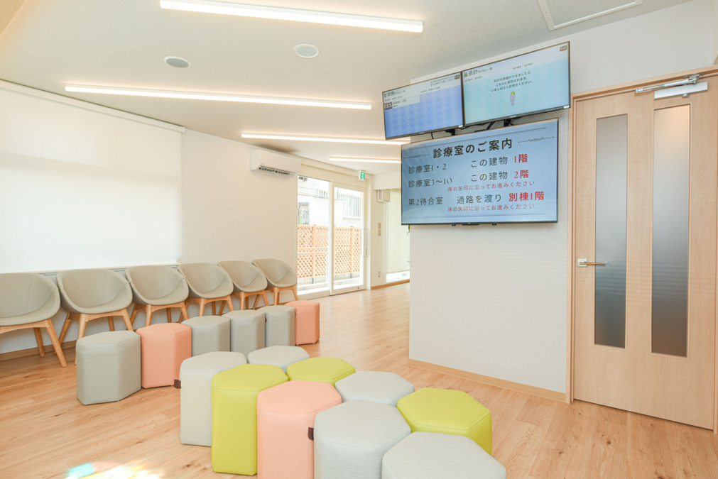 医療法人社団　ピュアスマイル　原田歯科クリニック（歯科医師の求人）の写真8枚目：待合室　自動呼出し機設置