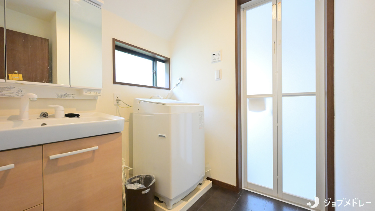 ラ・メゾン大原の写真10枚目：洗面所には洗濯機が備え付けられています