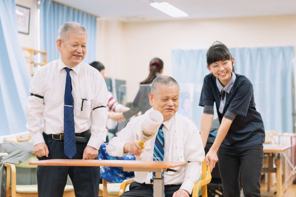 デイサービス銭形（介護職/ヘルパーの求人）の写真3枚目：レクリエーションでは職員も一緒になって楽しみます。