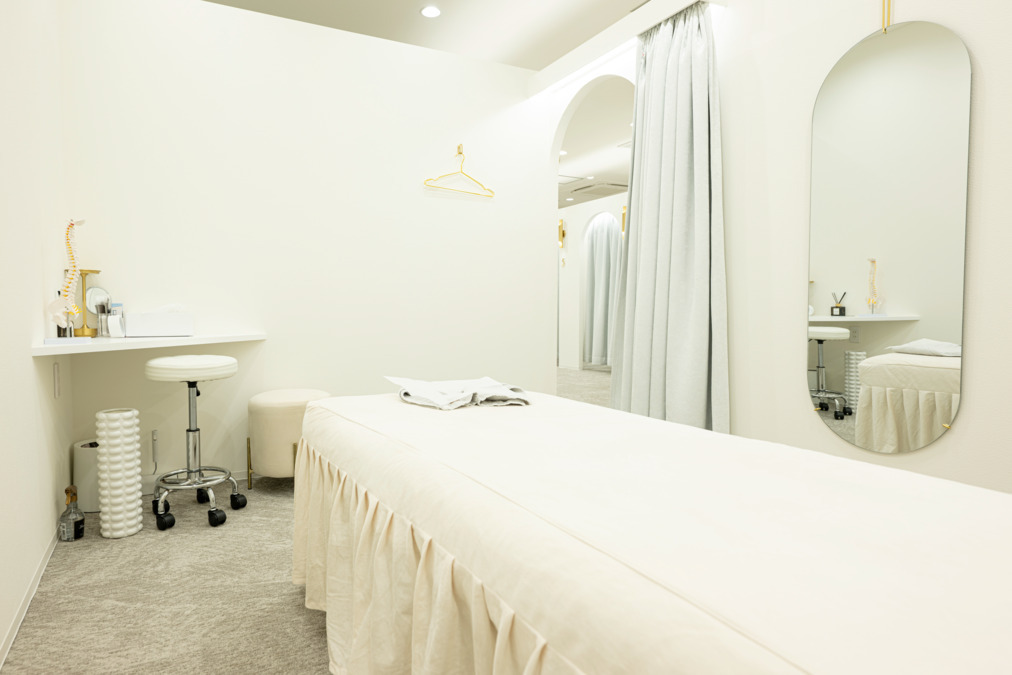 美容整体 Essentia KANAZAWA【2025年06月オープン】の写真4枚目：落ち着いた完全個室で安心して施術できます