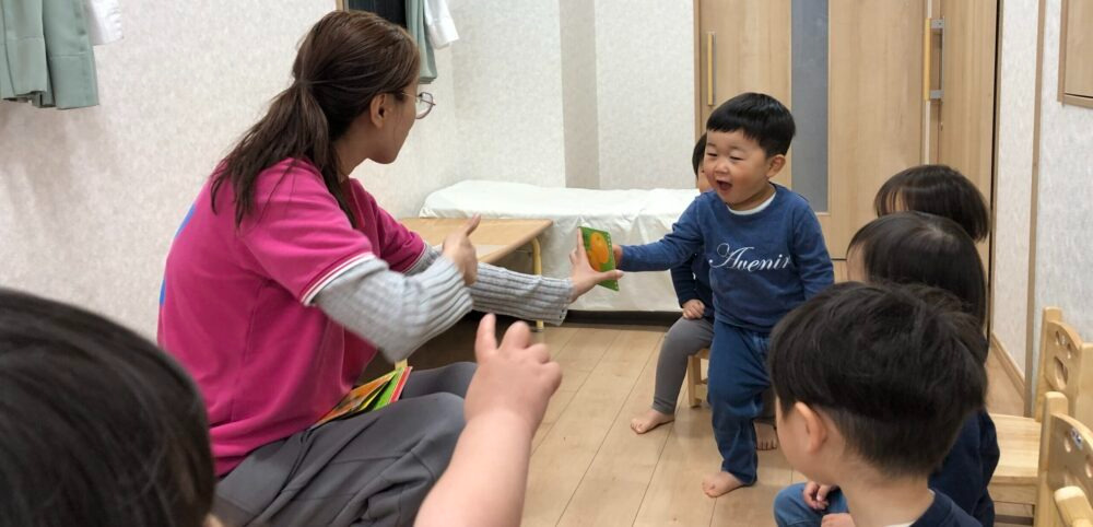 アベニール保育園（保育補助の求人）の写真7枚目：お野菜や生き物の名前、色や形
等、英語・中国語で様々な言葉を教わります♪