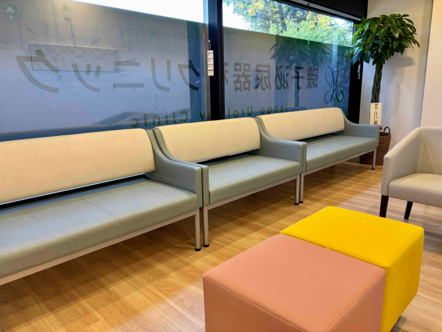 磯子泌尿器科クリニック（医療事務/受付の求人）の写真3枚目：落ち着いた雰囲気の待合室