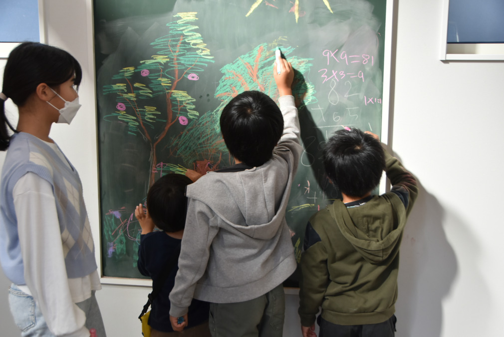 Tree Kids School（保育士の求人）の写真11枚目：黒板で自由に絵を描いたり、勉強に使うなど活用しています
