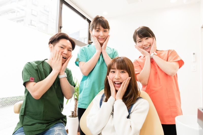 医療法人茜会 みかげ小児歯科・矯正歯科クリニック(歯科衛生士の求人)の写真:患者さんとの距離が近いです!
スタッフ同士のコミュニケーションも意識しています