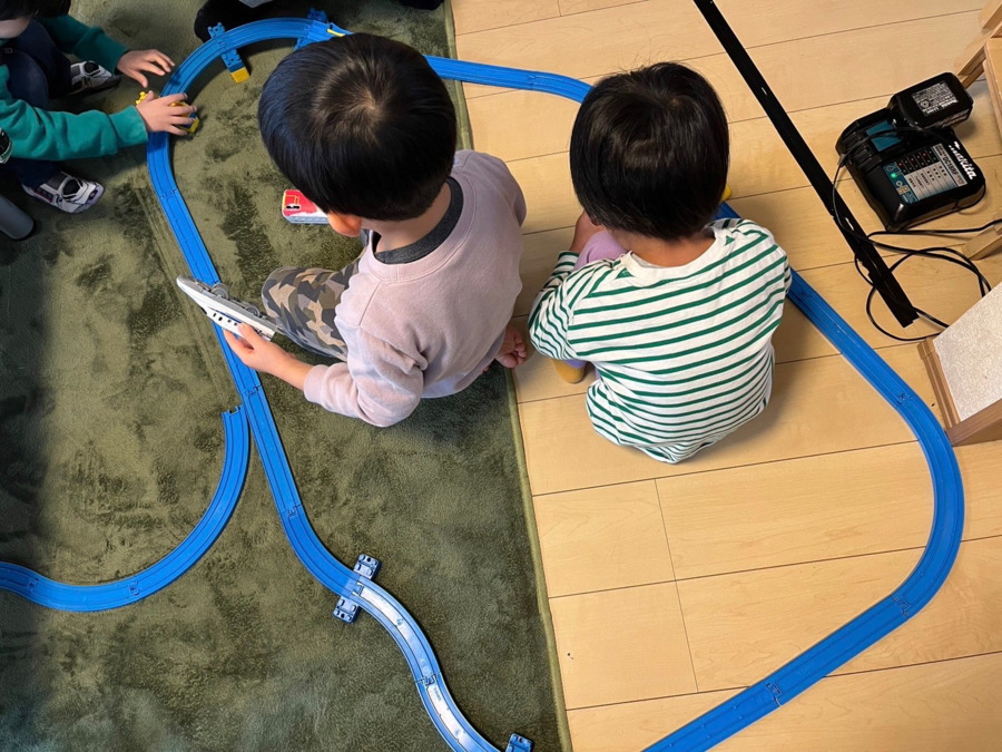 放課後等デイサービス・児童発達支援 ハンドレッド我孫子（児童指導員/指導員の求人）の写真4枚目：みんなでプラレール🛤️