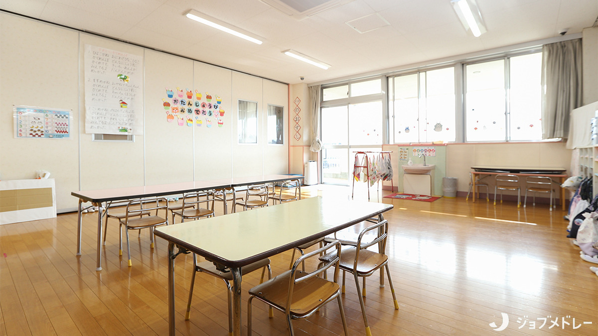 のもと保育園(保育士の求人)の写真5枚目:明るい日差しに溢れる保育室です