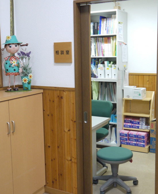 すずらん調剤薬局（薬剤師の求人）の写真6枚目：患者さんのプライバシーに配慮し個別相談室を設けております