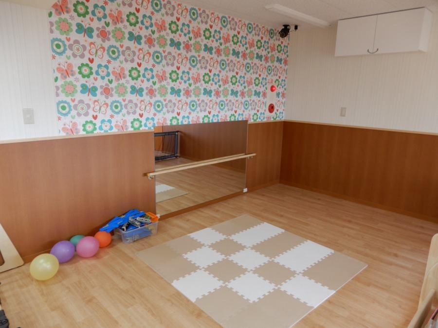 みらいつむぎ保育園美浜(仮称)【2021年04月01日オープン予定】(調理師/調理スタッフの求人)の写真:0歳児スペースには大きな鏡を設置