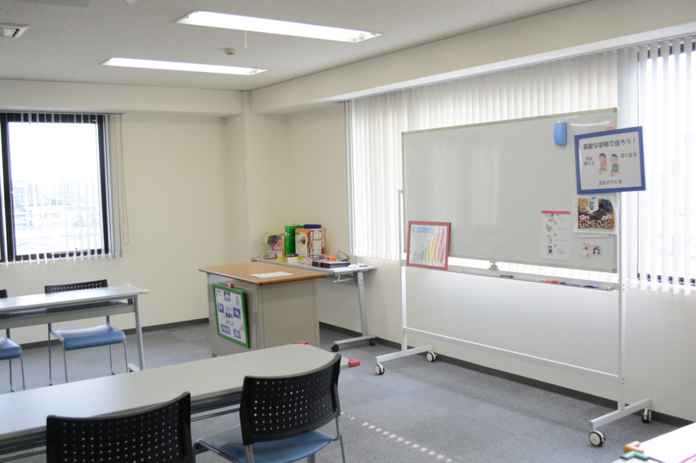 放課後等デイサービス ハッピーテラス登戸教室の写真4枚目:明るい雰囲気で働きやすさ◎