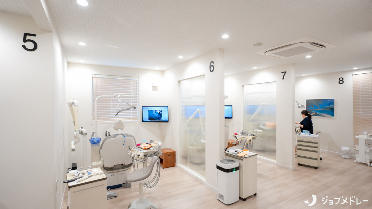 小岩井歯科（医療事務/受付の求人）の写真11枚目：ユニットごとはパーテーションで区切られています