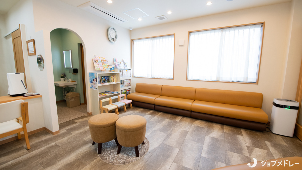 医療法人　誠献会　八幡歯科クリニック（歯科医師の求人）の写真6枚目：お子さん連れの方向けにキッズスペースを設置しています