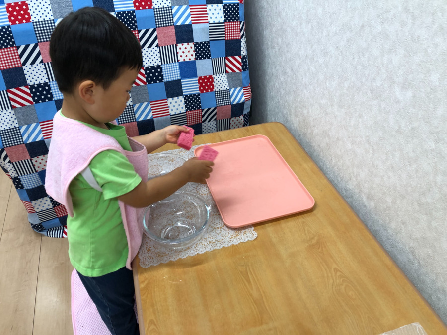 アベニール保育園（保育士の求人）の写真8枚目：モンテッソーリ、おしごと。水のあけうつしに挑戦中！