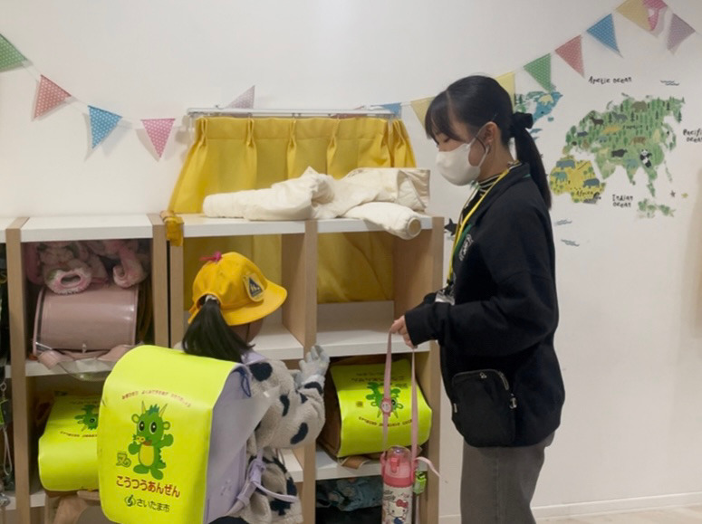 キッズパワーさくら(放課後児童支援員/学童指導員の求人)の写真12枚目:お迎えが来たら支度を手伝うことも!