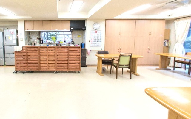 住宅型有料老人ホーム「フィオレシニアレジデンス枚方」の写真3枚目：テラスから差し込む穏やかな陽光が美しいレストランスペース