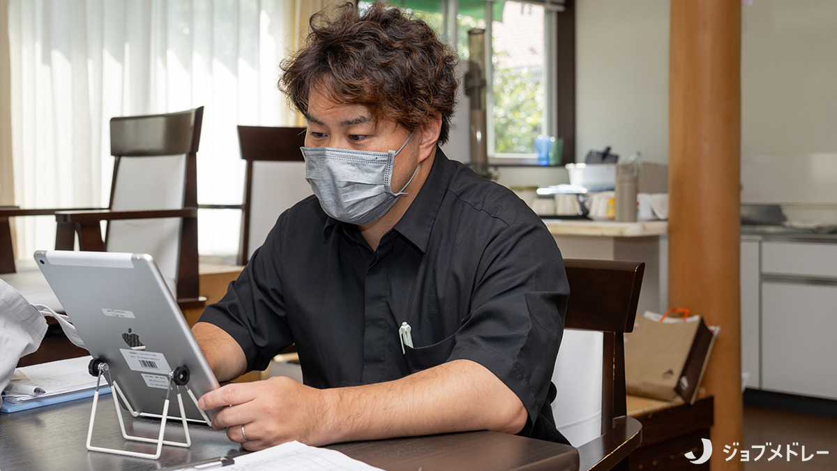 訪問看護ステーションわかな（看護師/准看護師の求人）の写真16枚目：タブレットを使用し、効率的な業務を行っています