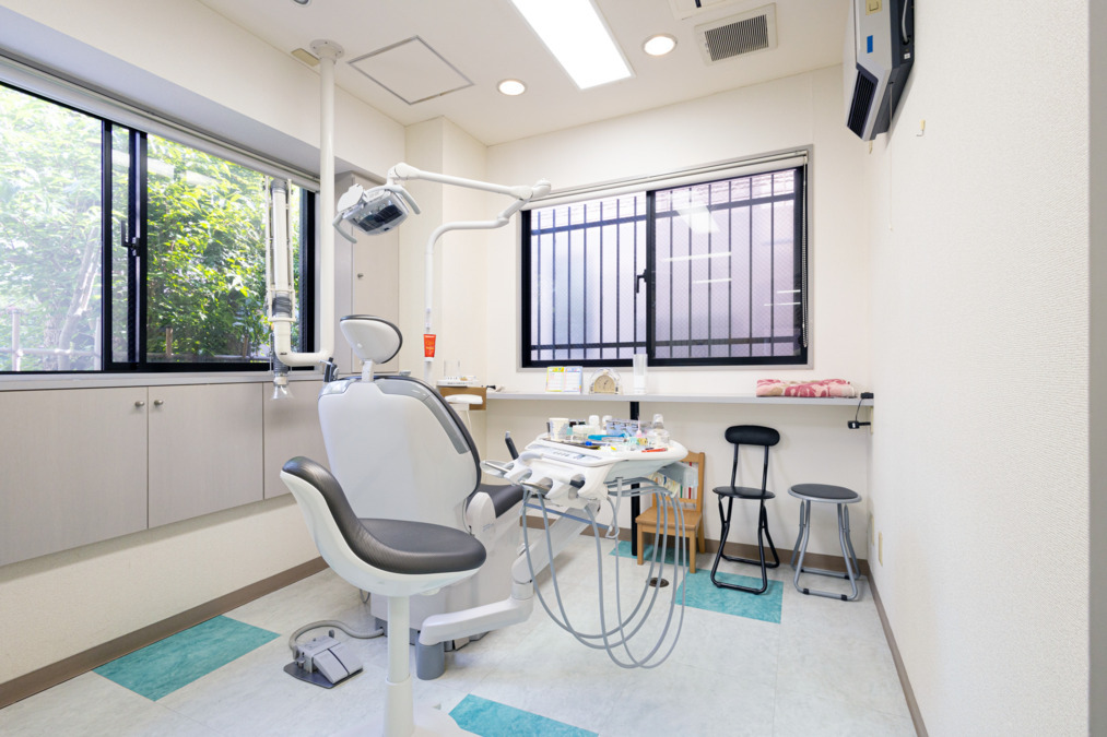 いわね歯科（歯科衛生士の求人）の写真7枚目：手術などがある場合は、個室診療室を使用します。