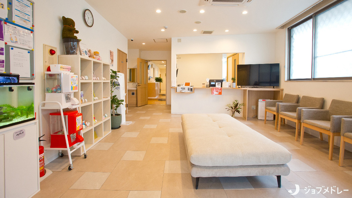 とうだい歯科クリニック（歯科衛生士の求人）の写真4枚目：あたたかな色合いの待合室です