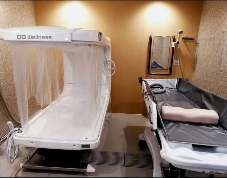 住宅型有料老人ホームベイシス壱番館【2025年11月01日オープン】(介護職/ヘルパーの求人)の写真3枚目:介護入浴機器の導入により、スタッフの負担を軽減