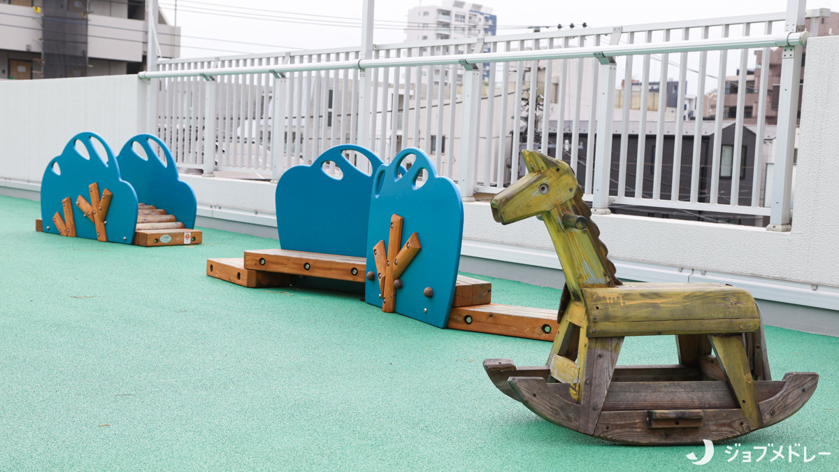 玉川保育園(保育士の求人)の写真17枚目:安全性に配慮し、ゴムチップを敷いた屋上です