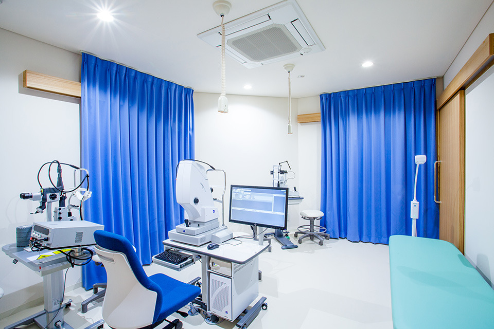 のりくらファミリー眼科の写真5枚目:検査・処置室は、目に優しい青色の空間となっています。
