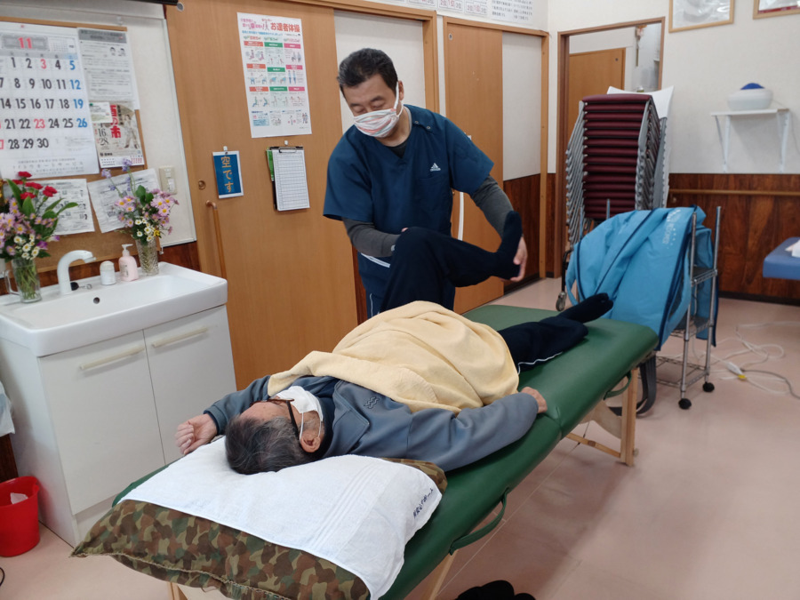 はるのトレーニングセンターの写真3枚目：機能訓練指導員が個別の運動指導などで、可動域訓練等を実施します。