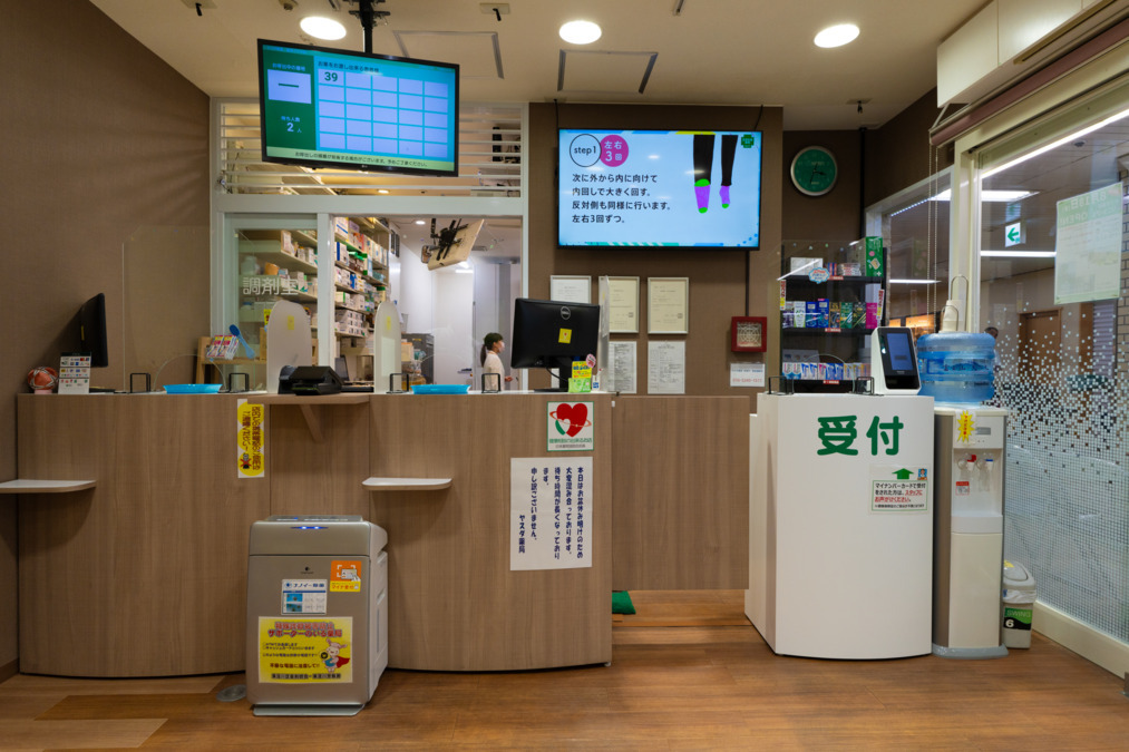 ヤスダ薬局　阪急プラザ店（調剤事務の求人）の写真6枚目：受付・投薬カウンター