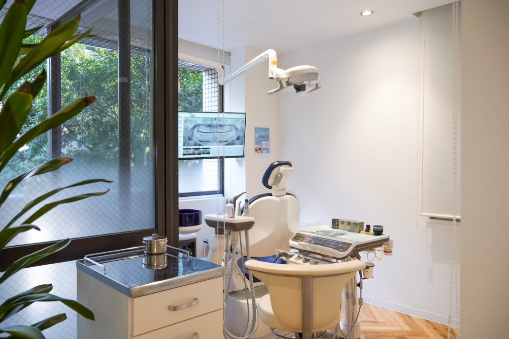 COZY DENTAL 福岡 赤坂【2025年02月25日オープン】(歯科衛生士の求人)の写真3枚目:街路樹が見えるユニットは働く側にも優しい空間