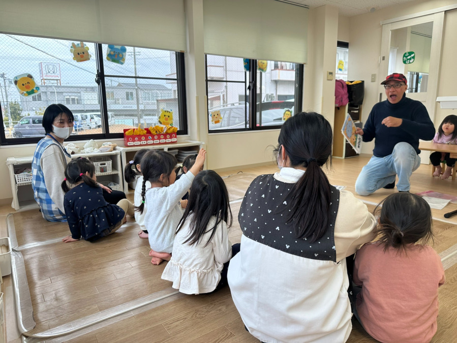 フィリオ長久手（保育士の求人）の写真2枚目：小規模ですが英語の時間もあります♪