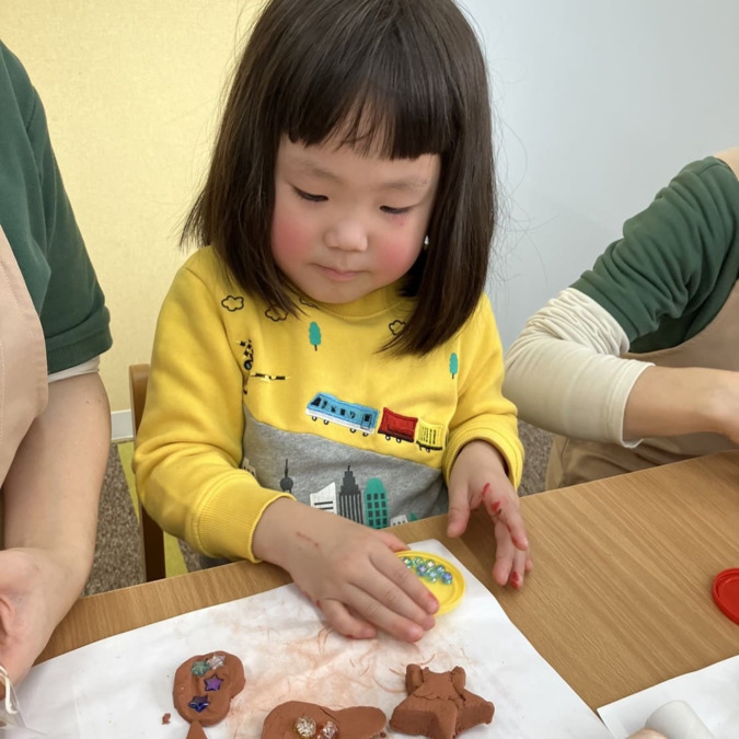 児童発達支援事業所HighFive上社教室（保育士の求人）の写真4枚目：一人ひとりの発達段階に合わせ、感覚器を使った遊びなどを提供しています。