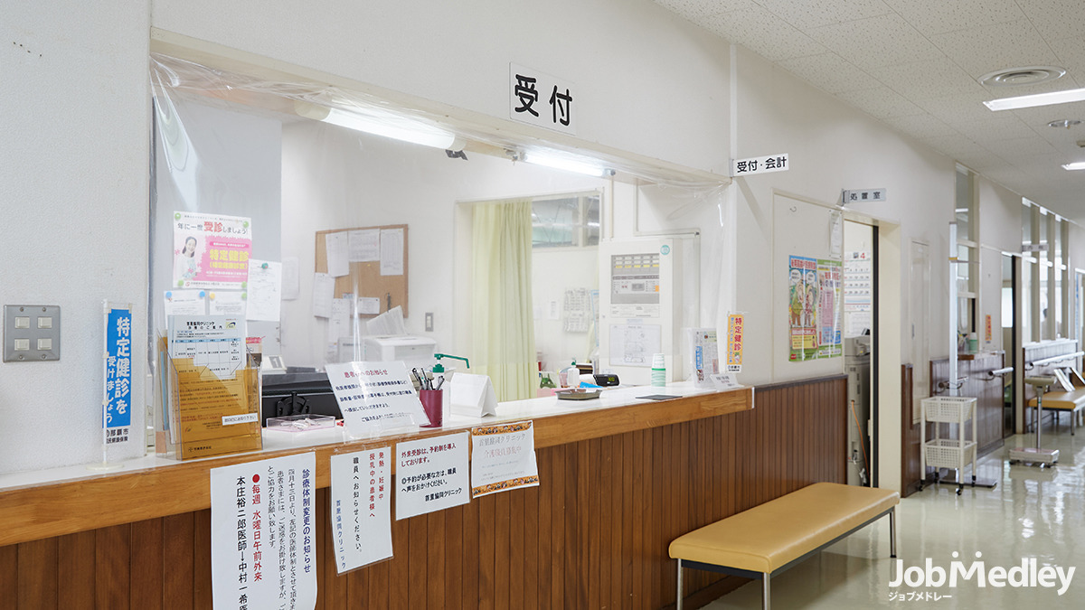 首里協同クリニック　通所リハビリテーションの写真2枚目：首里協同クリニックの受付・会計はこちらで行なっています。