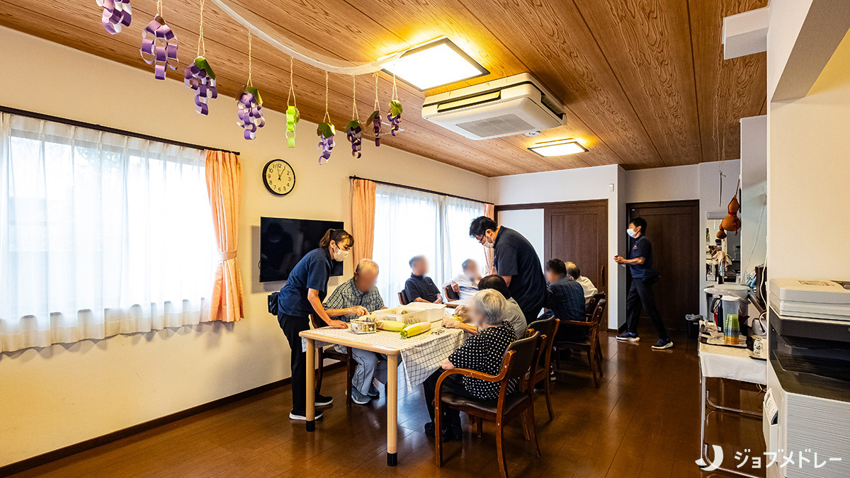 認知症対応型通所介護施設 ここらしさの写真8枚目：広々としたリビングです