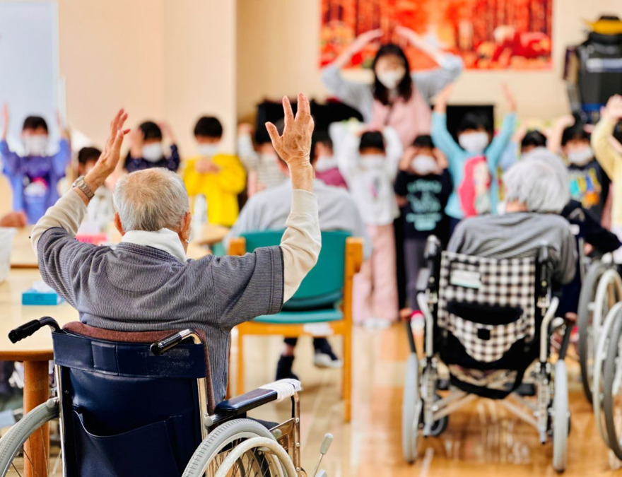 介護老人保健施設大地（介護職/ヘルパーの求人）の写真3枚目：地域交流会での様子。子どもたちとの交流で、元気をもらいました！