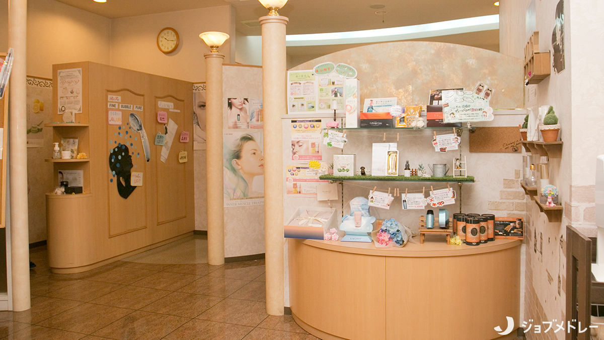 ビューティークリニックコダマ 高鍋店（エステティシャン/セラピストの求人）の写真9枚目：お一人お一人にあった商品をご提案しています