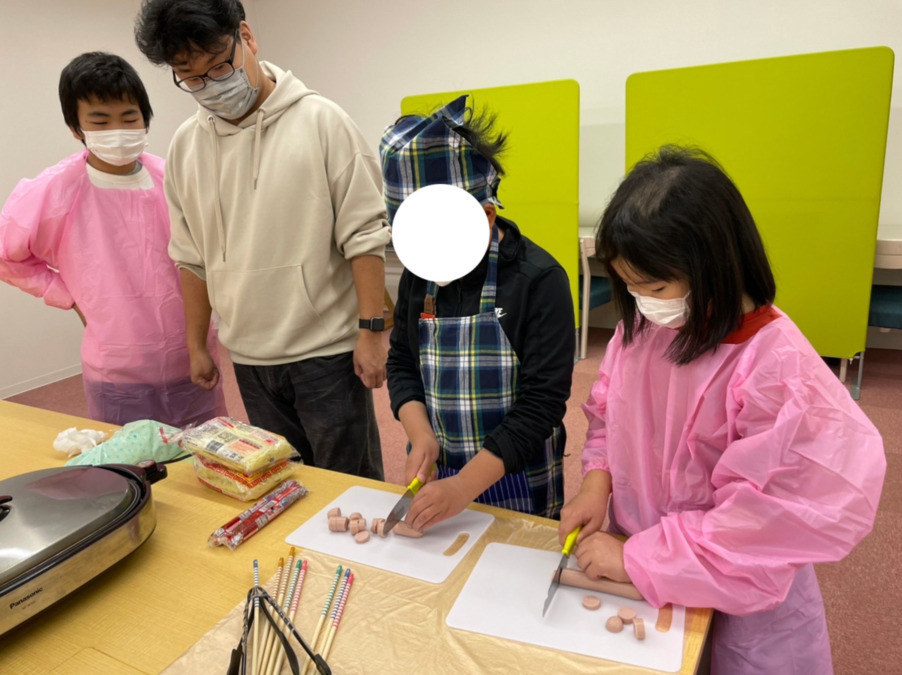 放課後等デイサービス カプリス（児童指導員/指導員の求人）の写真2枚目：クッキングの様子です。今日は何を作るのかな？