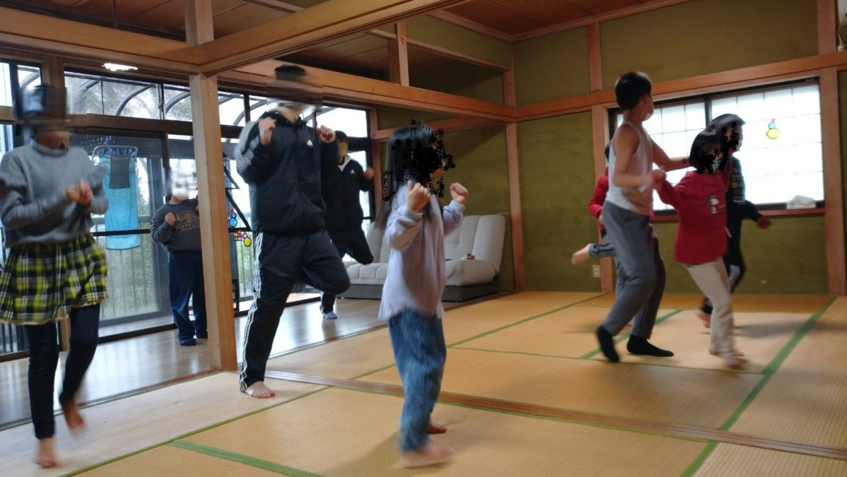 放課後等デイサービス　なるなる（保育士の求人）の写真5枚目：みんなでダンス