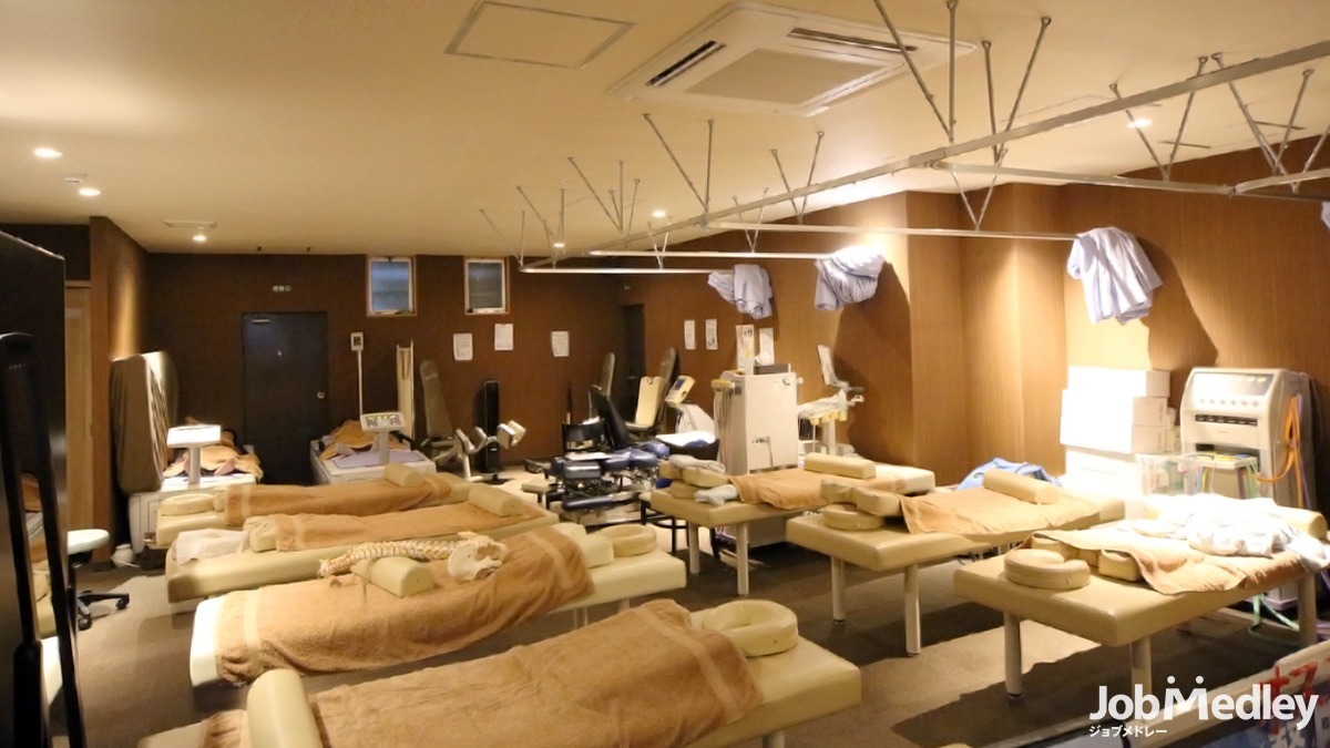 この指とまれ整骨院鍼灸院 富士見ヶ丘店の写真8枚目：広い施術室です