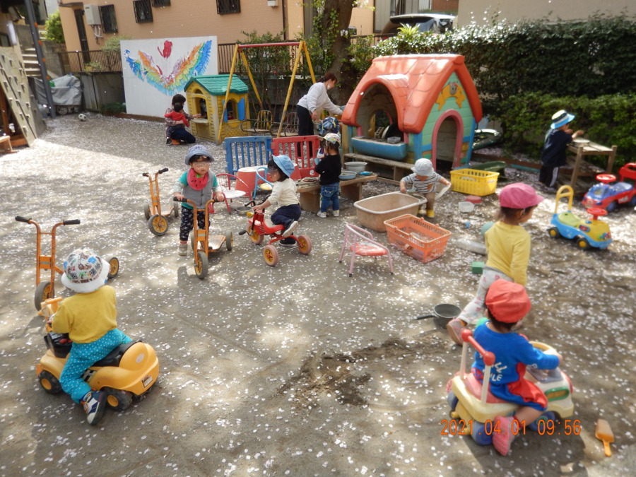 社会福祉法人ジャスティス　池上愛育園の写真2枚目：赤ちゃんたちも、園庭でたくさん遊びます♪