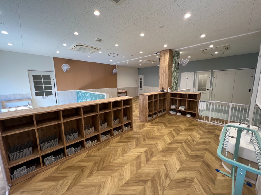 ぽぷらの里　富田保育園の写真4枚目：エントランス抜けると、小ホールがあります♪