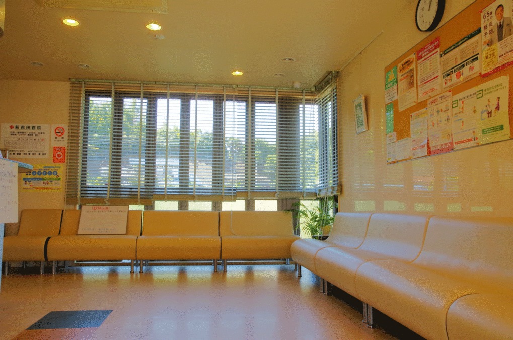 新吉田医院（医療事務/受付の求人）の写真2枚目：受付前の待合室です