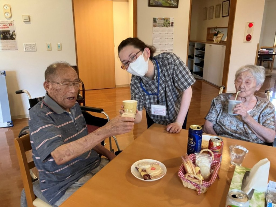 サテライト型居住施設芦別慈恵園 かざぐるまの写真2枚目：かざぐるまでは、晩酌の会を毎月開催、大人気です！！