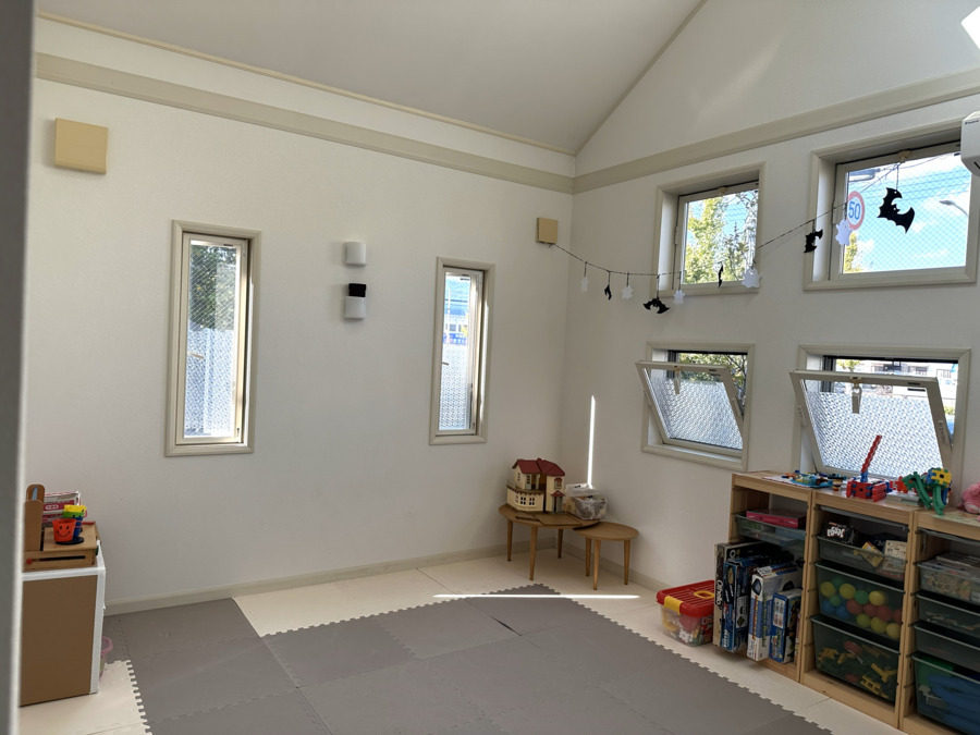 放課後等デイサービス Sora (保育士の求人)の写真4枚目:プログラムや余暇遊びを楽しむ療育室です。