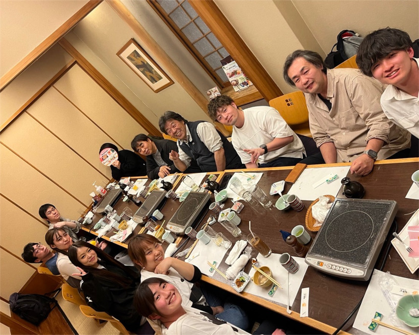 株式会社サポート 南館（歯科技工士の求人）の写真8枚目：お酒が飲める人も飲まない人も楽しめるように、焼き肉を食べに行くことが多いです。