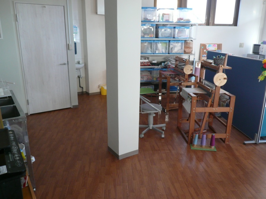 生活介護事業所 思草【伊丹市美鈴町】(生活支援員の求人)の写真:作業で使うさをり織りの織り機です。スタッフと利用者さんが共同で作業を行っています