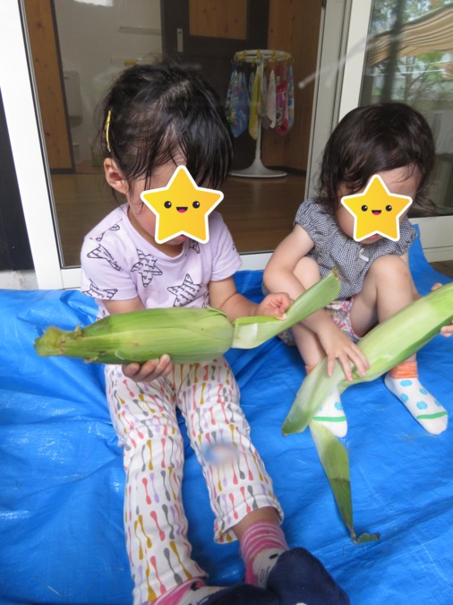 公園通り保育園(保育士の求人)の写真4枚目:食べ物を実際に見たり触れたりする機会を大切におり、食育活動も行っています。